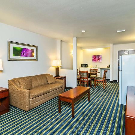 Comfort Inn & Suites Moose Jaw Extérieur photo