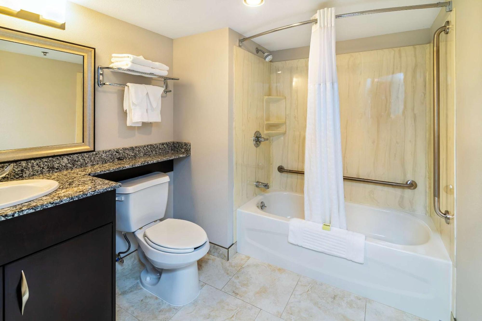 Comfort Inn & Suites Moose Jaw Extérieur photo