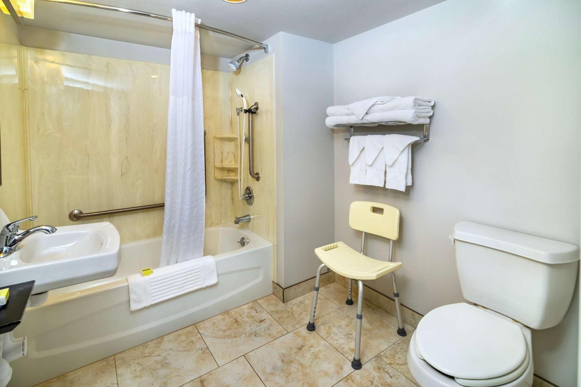 Comfort Inn & Suites Moose Jaw Extérieur photo
